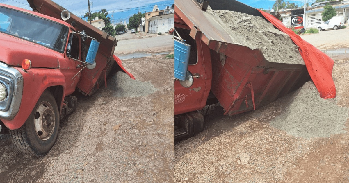 Camión de volteo rojo descargando material en Los Mochis, Sinaloa, relacionado con el socavón del 15 de septiembre de 2025.