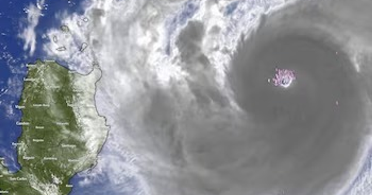 Imagen satelital del supertifón Ragasa sobre el océano cerca de la isla Calayan, Filipinas.