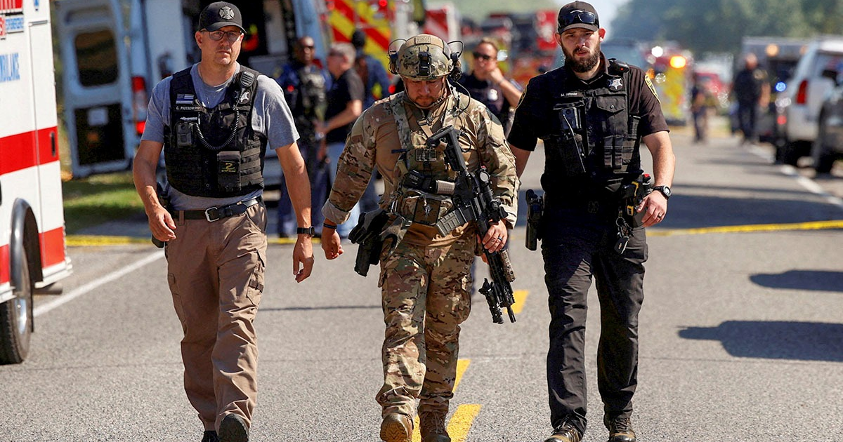 Hombres de seguridad y militar en operativo tras ataque en iglesia de Míchigan