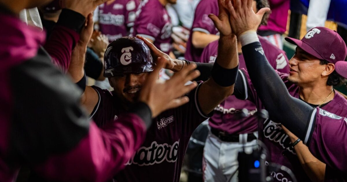 Jugadores de los Tomateros de Culiacán celebrando en la Baja Series 2025