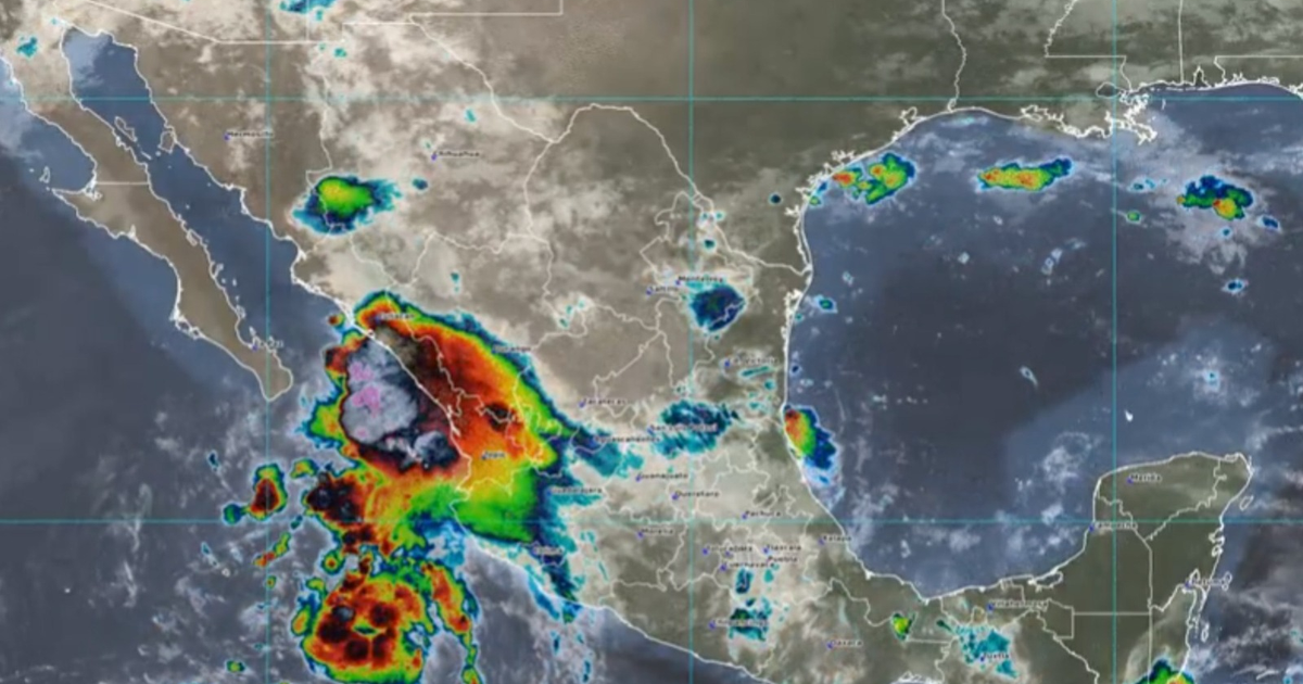 Imagen satelital de México mostrando nubosidad y tormenta tropical Lorena