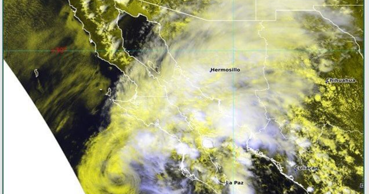 Imagen satelital del noroeste de México mostrando la tormenta tropical Lorena y ciudades como Hermosillo, La Paz y Culiacán.