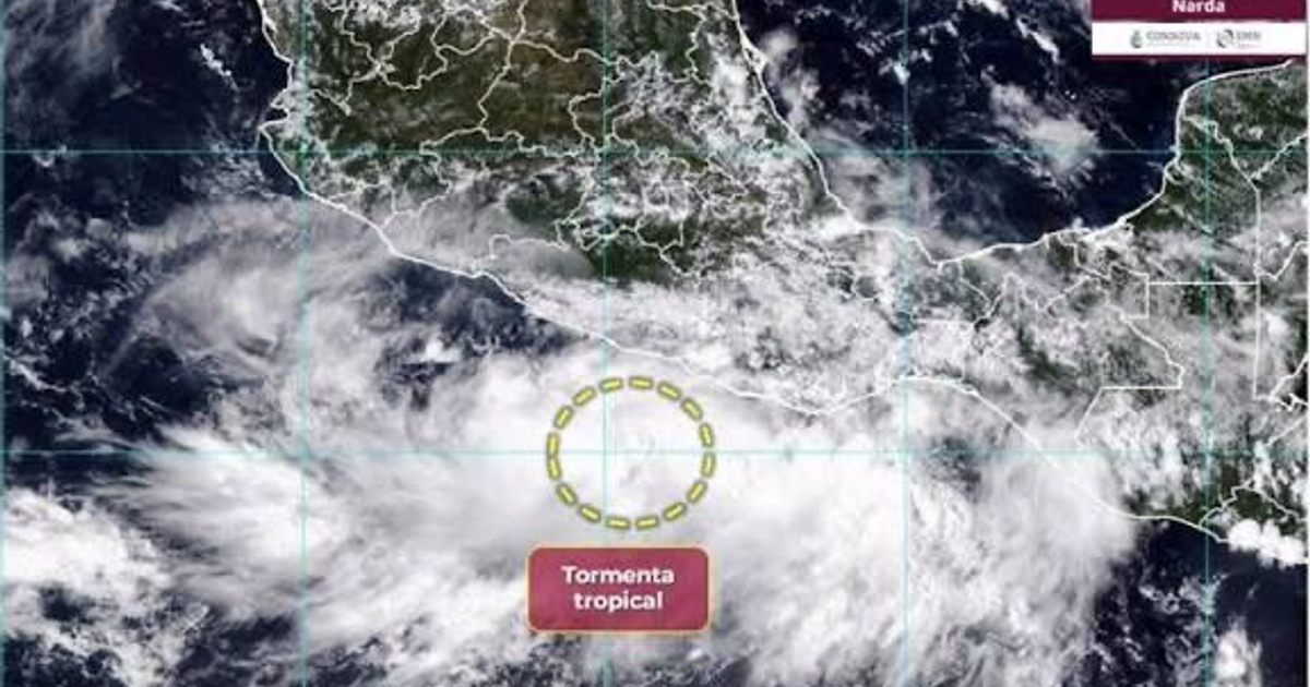 Mapa satelital de la tormenta tropical Narda cerca de Michoacán, México, con nubes y condiciones climáticas adversas.