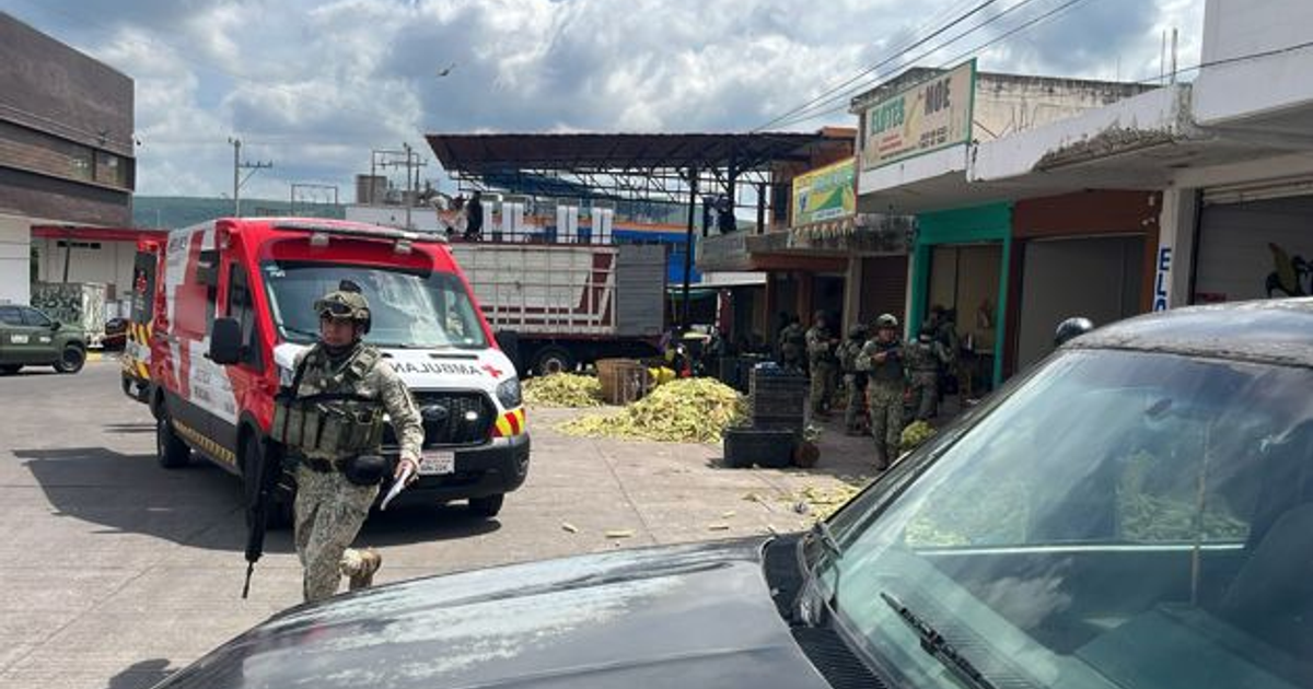 Operativo de seguridad en Culiacán con ambulancia y agentes en escena urbana