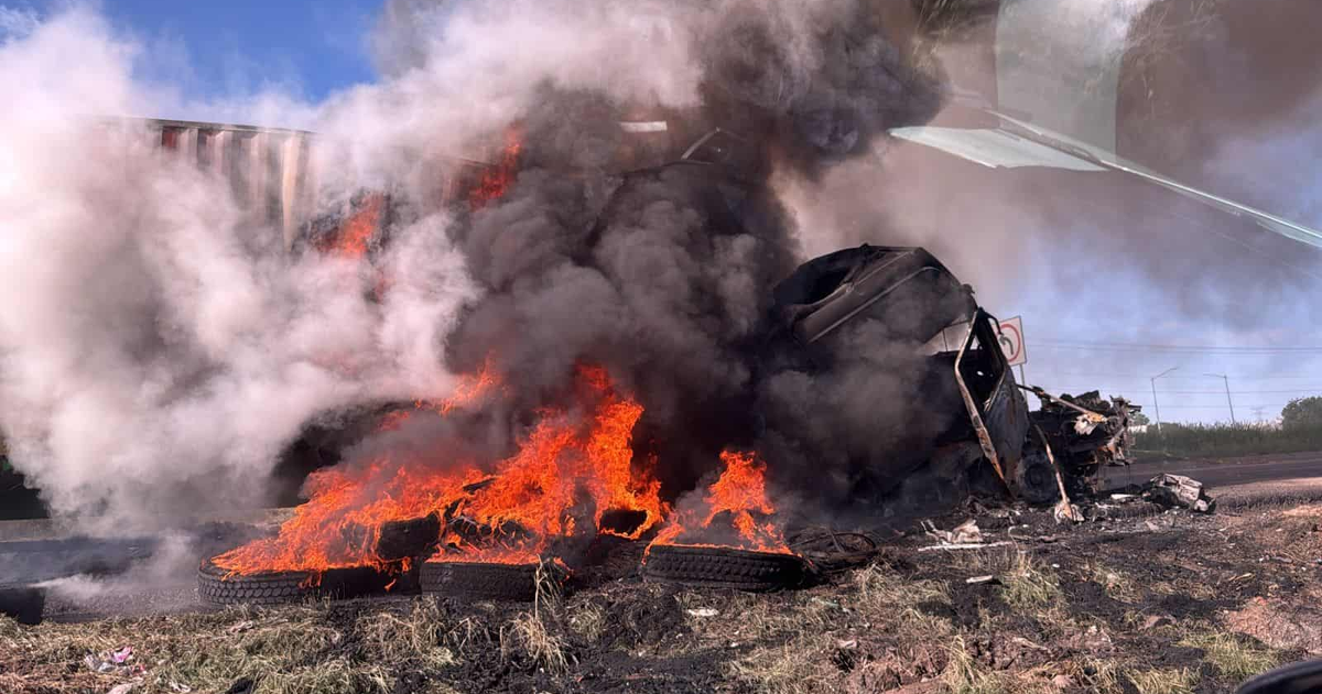 Tractocamión en llamas en la carretera México 15, Guasave, Sinaloa.