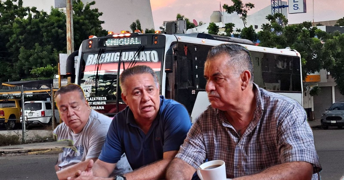 Tres hombres conversando en Culiacán con un autobús de transporte público al fondo