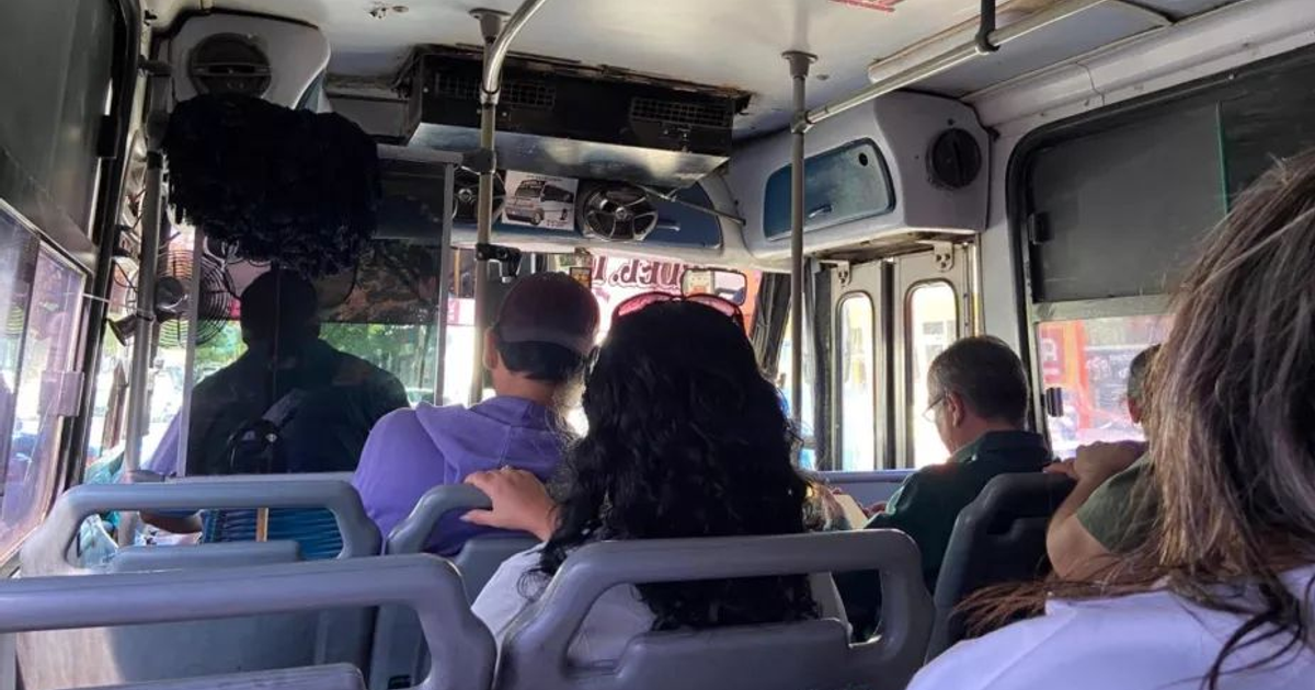Interior de autobús en Culiacán con pasajeros sentados y luz entrando por las ventanas