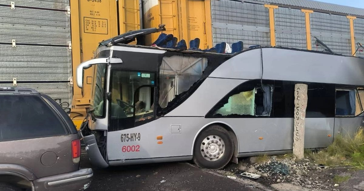 Accidente de tráfico en Atlacomulco: autobús choca con tren, dejando múltiples víctimas.