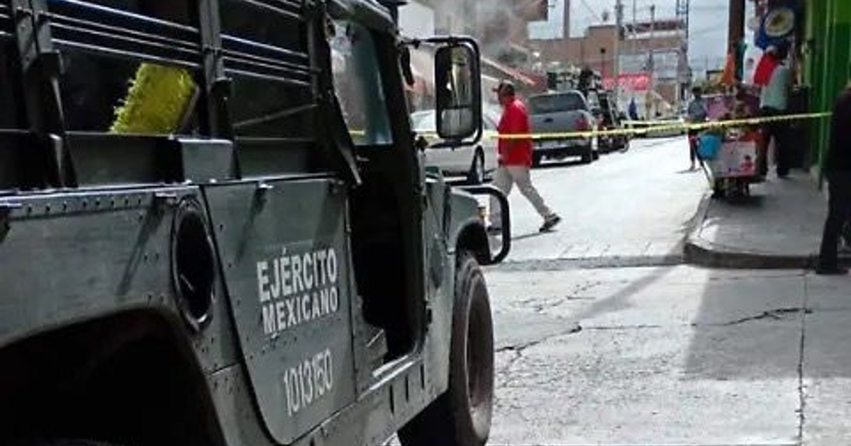 Vehículo del Ejército Mexicano en operativo urbano en Celaya, con cinta amarilla al fondo.