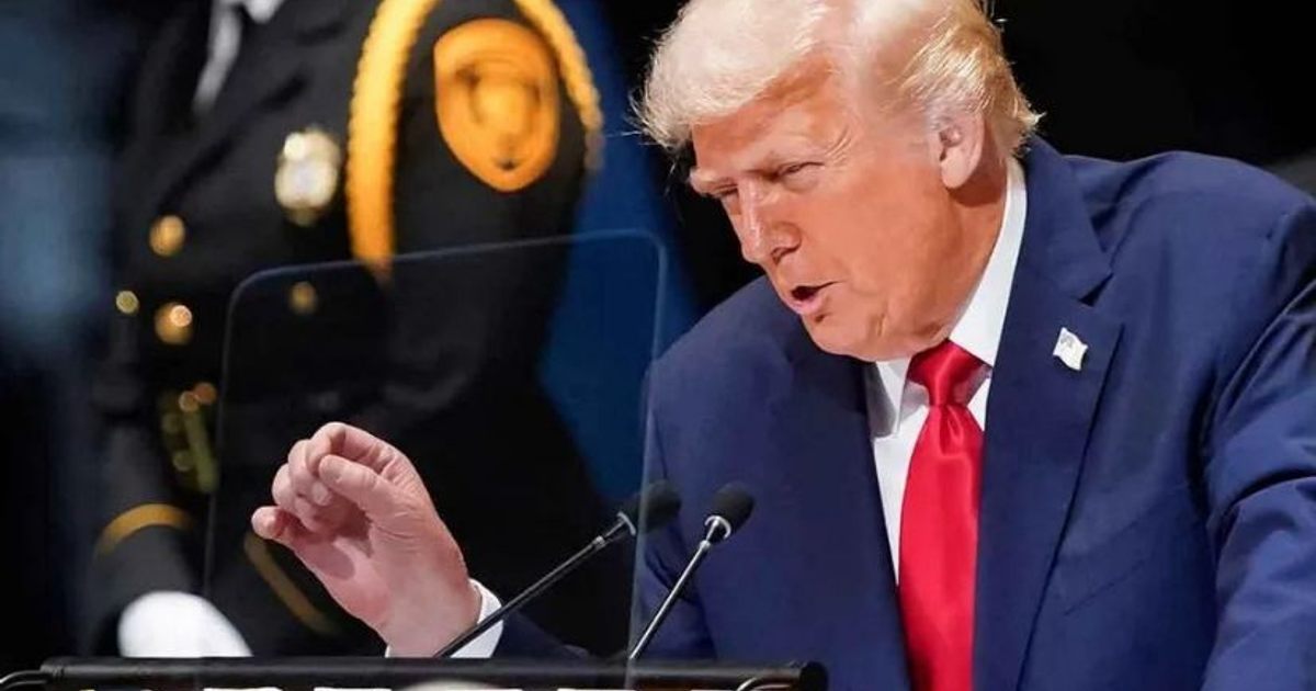 Funcionario de seguridad dando discurso en evento oficial relacionado con despliegue de tropas en Portland.