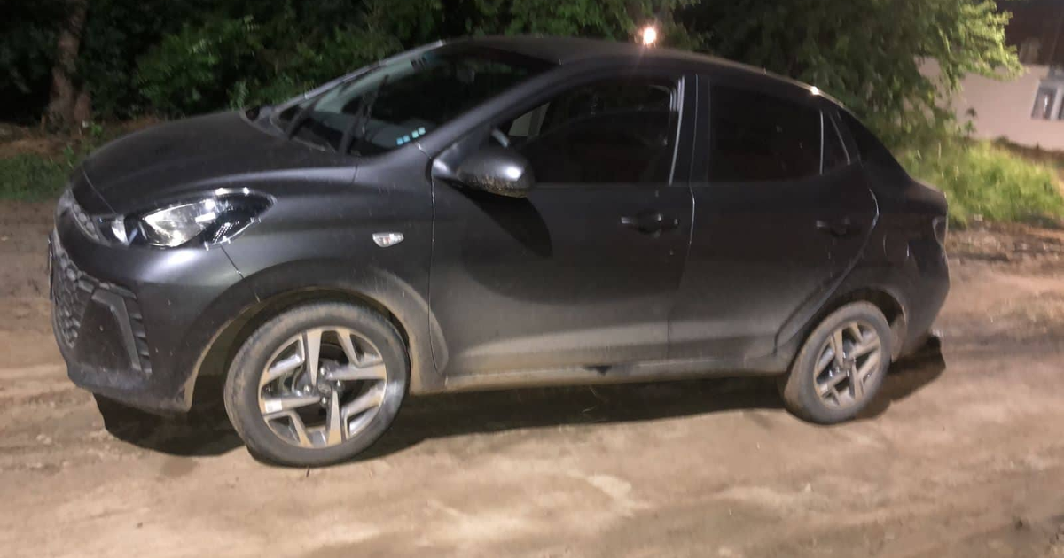 Automóvil Grandi10 negro abandonado en colonia Sinaloa, vinculado a un reporte de robo.