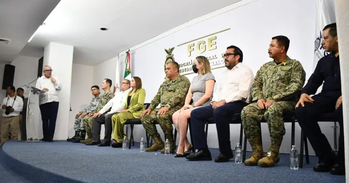 Evento de inauguración de la Vicefiscalía de Derechos Humanos en Sinaloa con asistentes y orador en atril