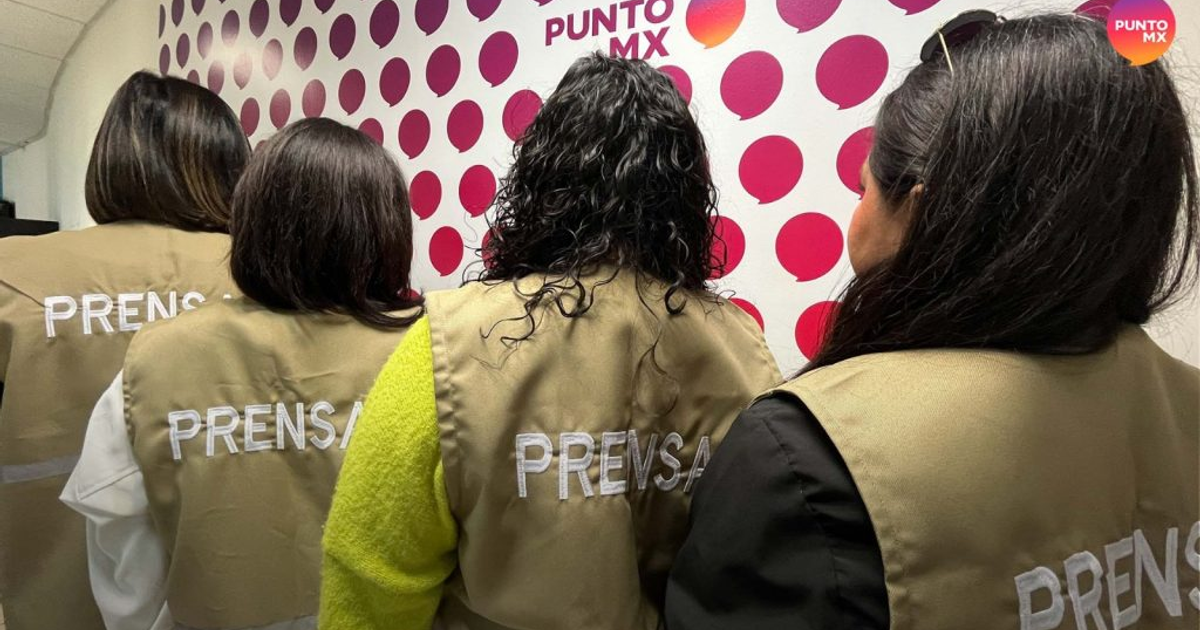 Periodistas con chalecos de 'PRENSA' en la inauguración de la vicefiscalía en Sinaloa