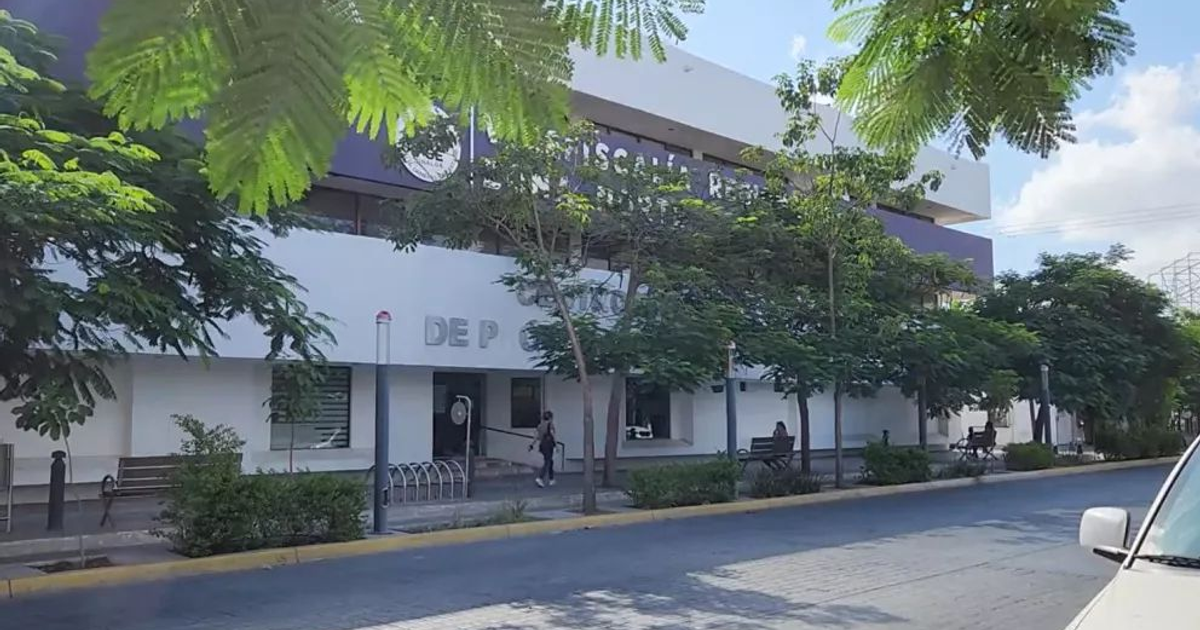 Edificio moderno en Los Mochis con árboles y personas en la acera