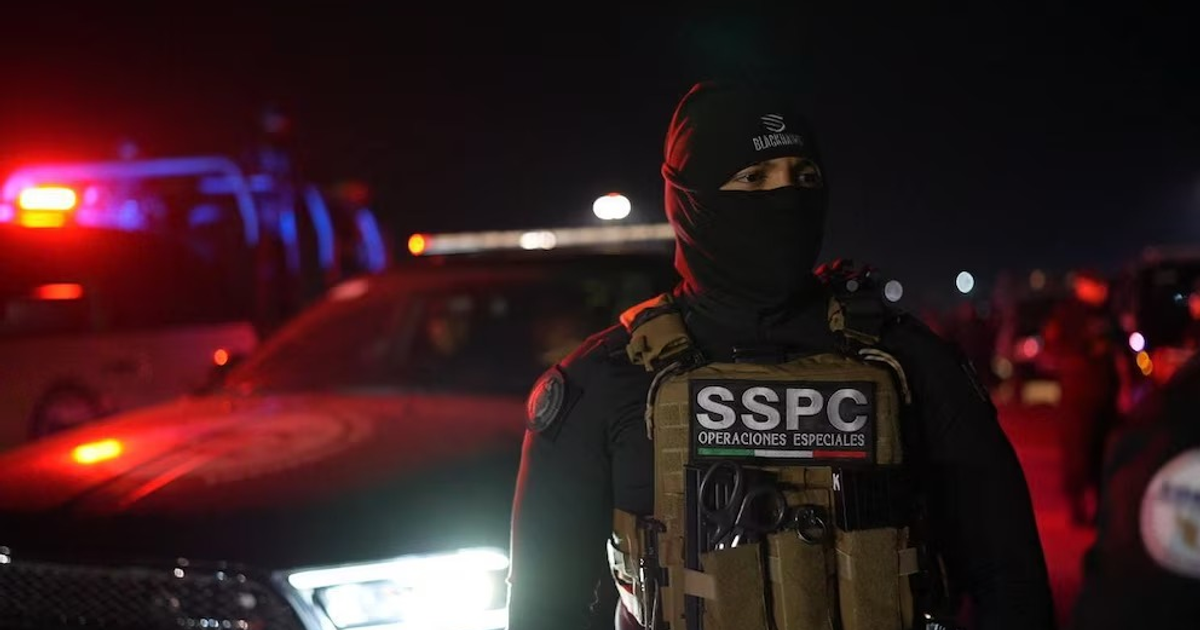 Oficial de seguridad en uniforme táctico durante operativo nocturno en Mazatlán