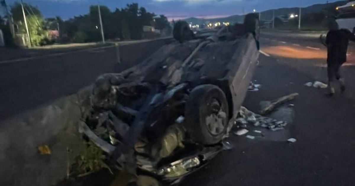Vehículo volcado en el Libramiento Benito Juárez, Culiacán, al anochecer