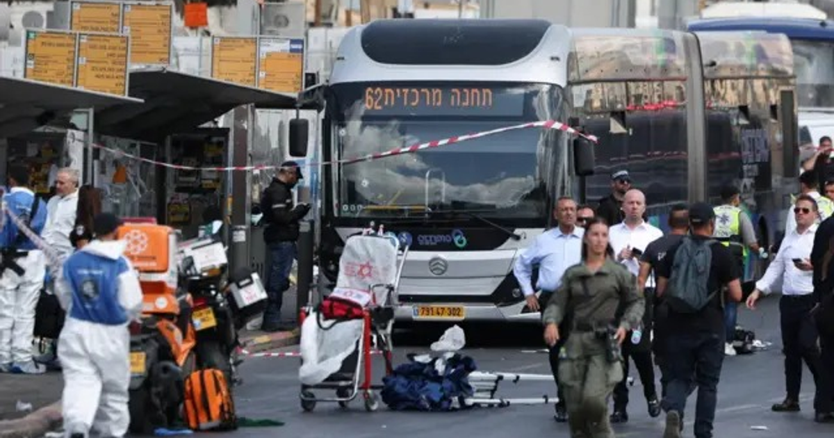 Estación de autobuses en Jerusalén con fuerzas de seguridad y personal médico tras ataque