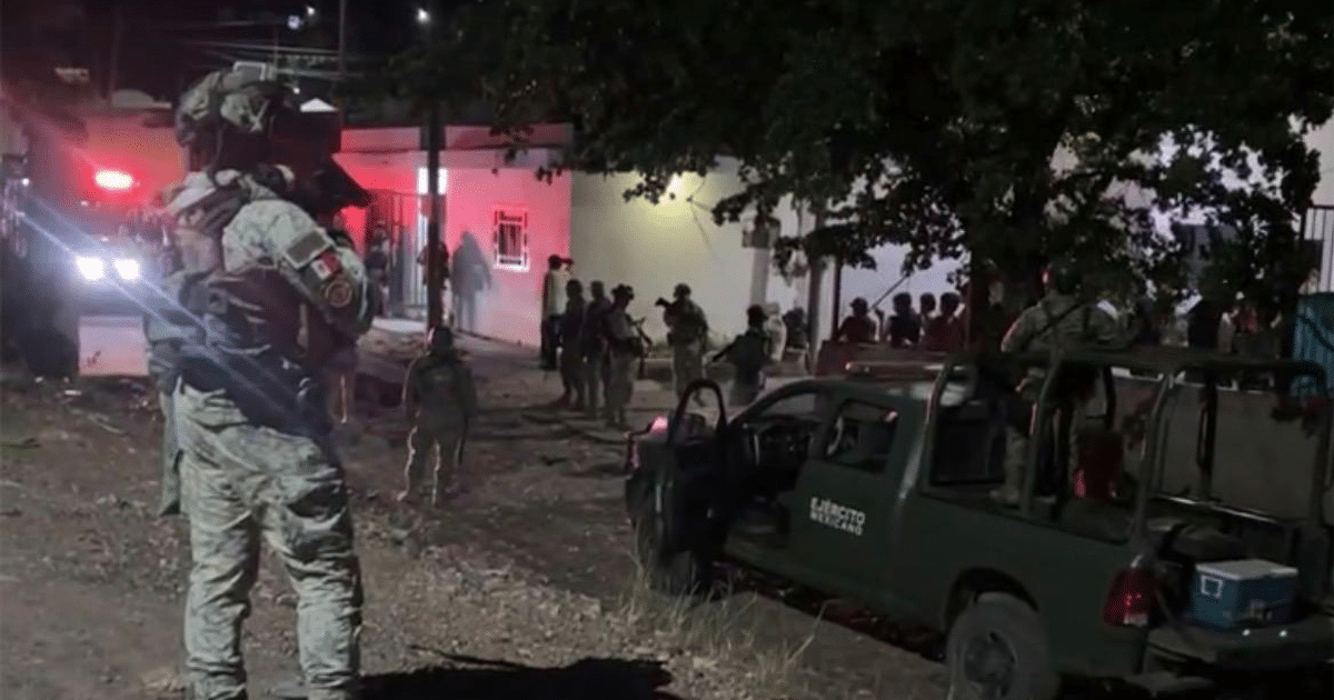 Soldados del Ejército Mexicano en operativo nocturno en Culiacán tras ataque armado.