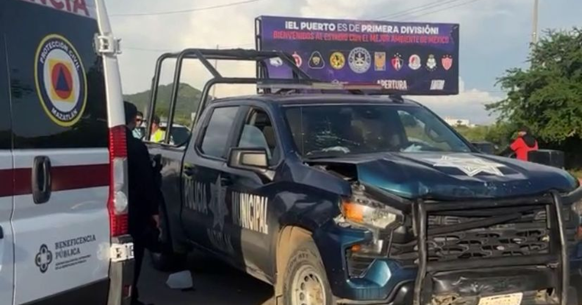 Accidente en Pradera Dorada con vehículo policial dañado y ambulancia de Protección Civil presente.