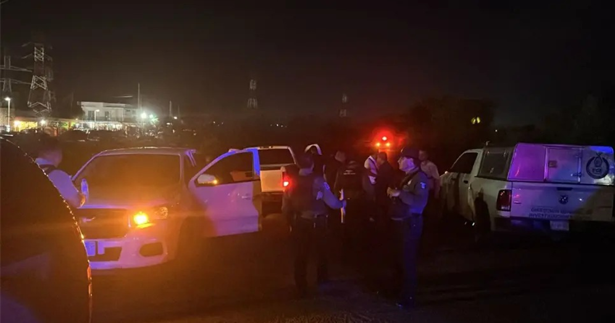 Operativo policial nocturno en Culiacán con camioneta blanca y luces de emergencia