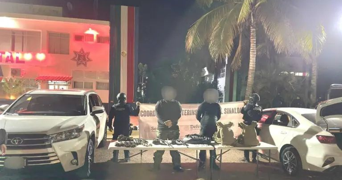 Agentes de seguridad en operativo nocturno en Sinaloa con vehículos y equipo táctico.