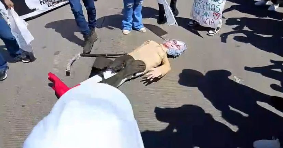 Manifestantes en Culiacán rodean una figura simbólica durante una protesta por la paz.