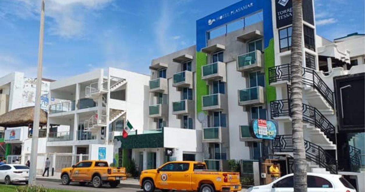 Vista urbana de Mazatlán con el Hotel Playamar y un edificio blanco deteriorado.