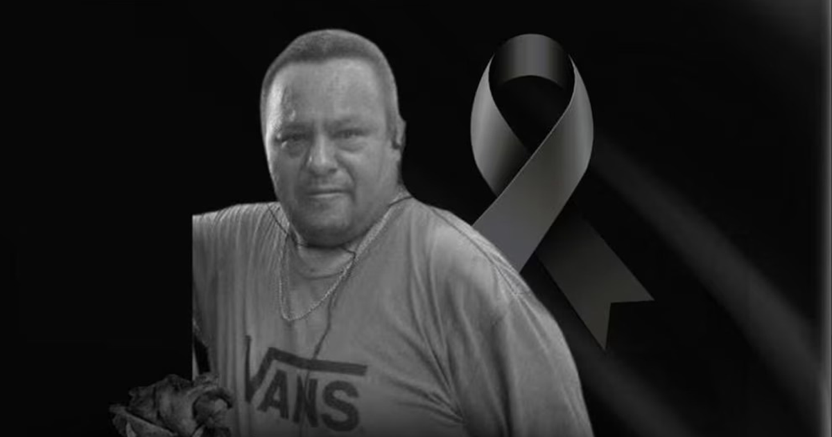 Persona en primer plano con lazo negro, simbolizando duelo por Carlos Gurrola 'Papayita'.