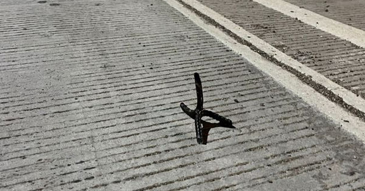 Pavimento de concreto con soporte negro en Culiacán, relacionado con incidente de ponchallantas.