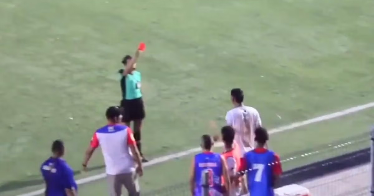 Árbitra Vanessa Ceballos mostrando tarjeta roja en partido de fútbol