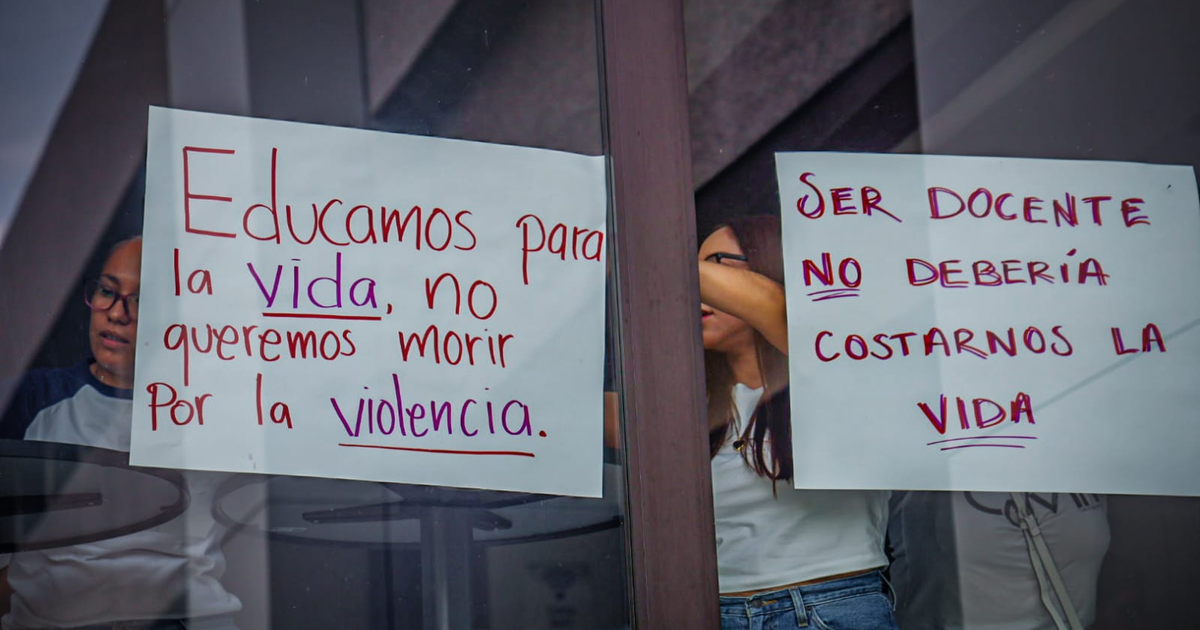 Manifestación en Navolato por la muerte de la maestra Jesamel, con carteles que exigen seguridad para los docentes.