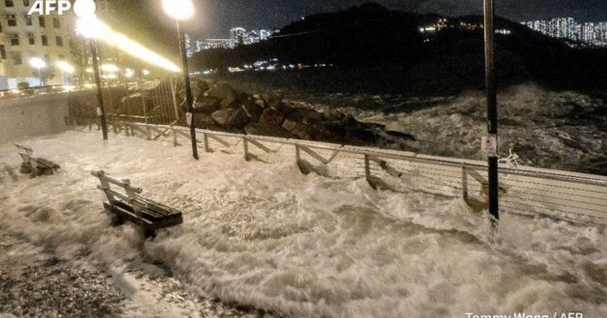 Paisaje costero nocturno en Guangfu durante el tifón 'Ragasa', con olas rompiendo contra el paseo marítimo y bancos sumergidos.