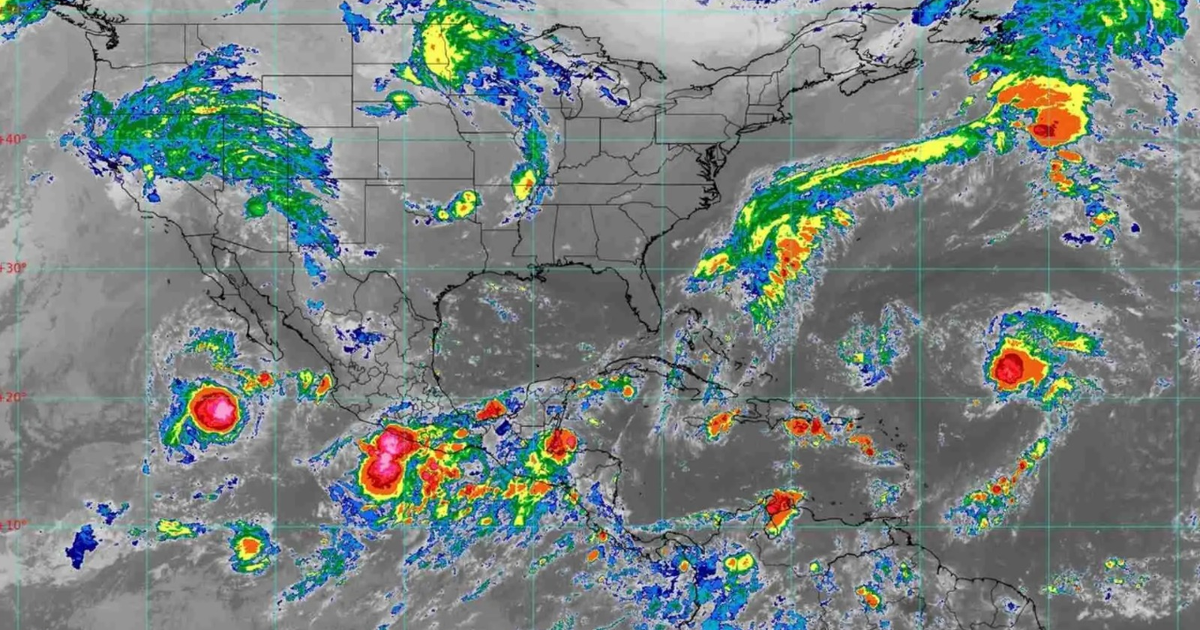 Mapa satelital de condiciones meteorológicas en América del Norte y el Caribe con nubes y sistemas de tormentas.