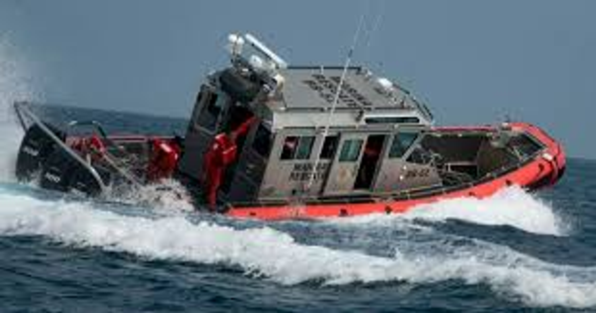Bote de rescate rojo y plateado navegando a alta velocidad en el mar durante un operativo de la Secretaría de Marina en Sinaloa.