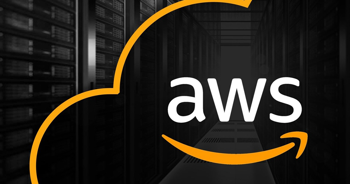 Logo de AWS sobre fondo de centro de datos con servidores, destacando colores blanco y naranja.
