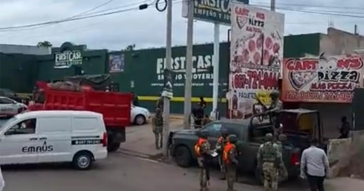 Operativo de seguridad en Culiacán con vehículos y personal uniformado tras hallazgo de cadáver.