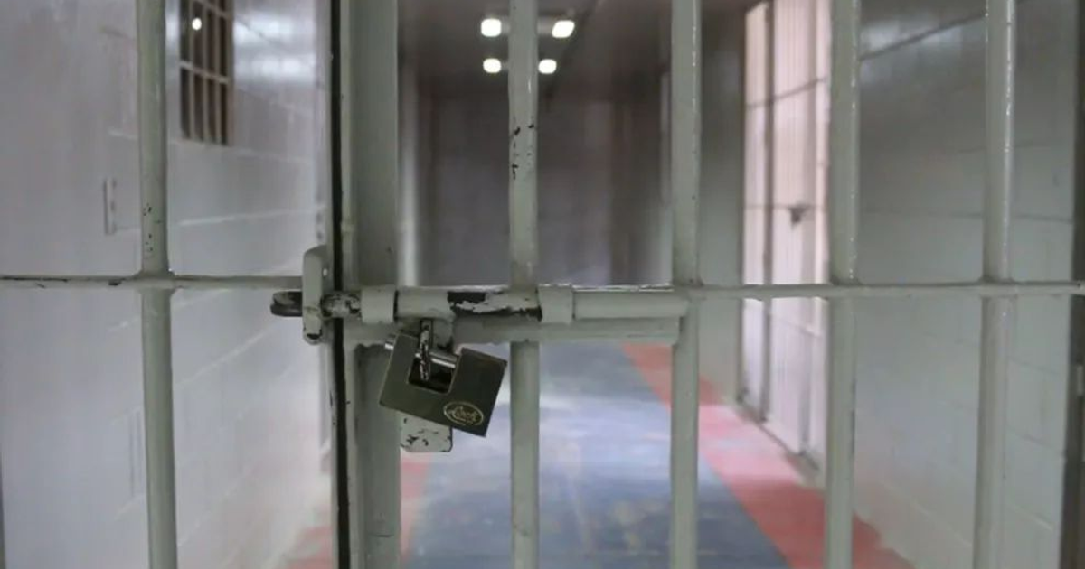 Puerta de reja con candado en prisión, simbolizando la sentencia de Mariano “N” en Culiacán por abuso sexual.