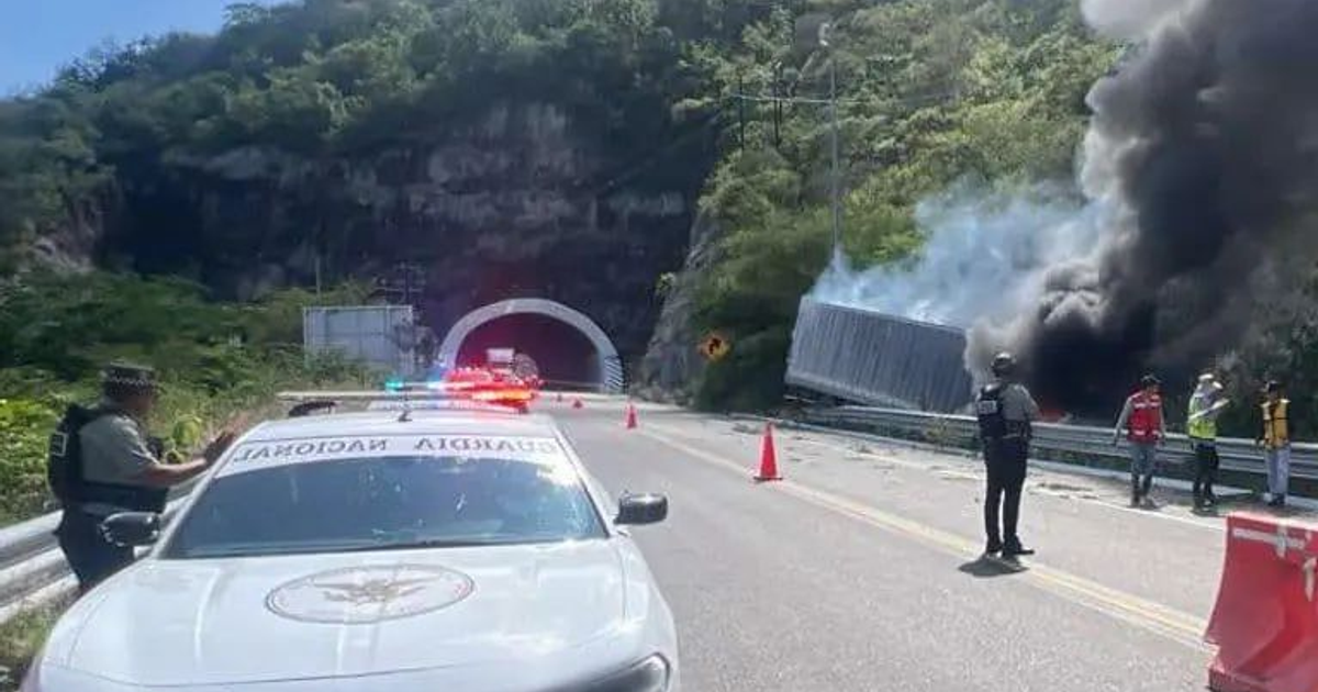 Accidente en la autopista Durango-Mazatlán con camión volcado y humo negro