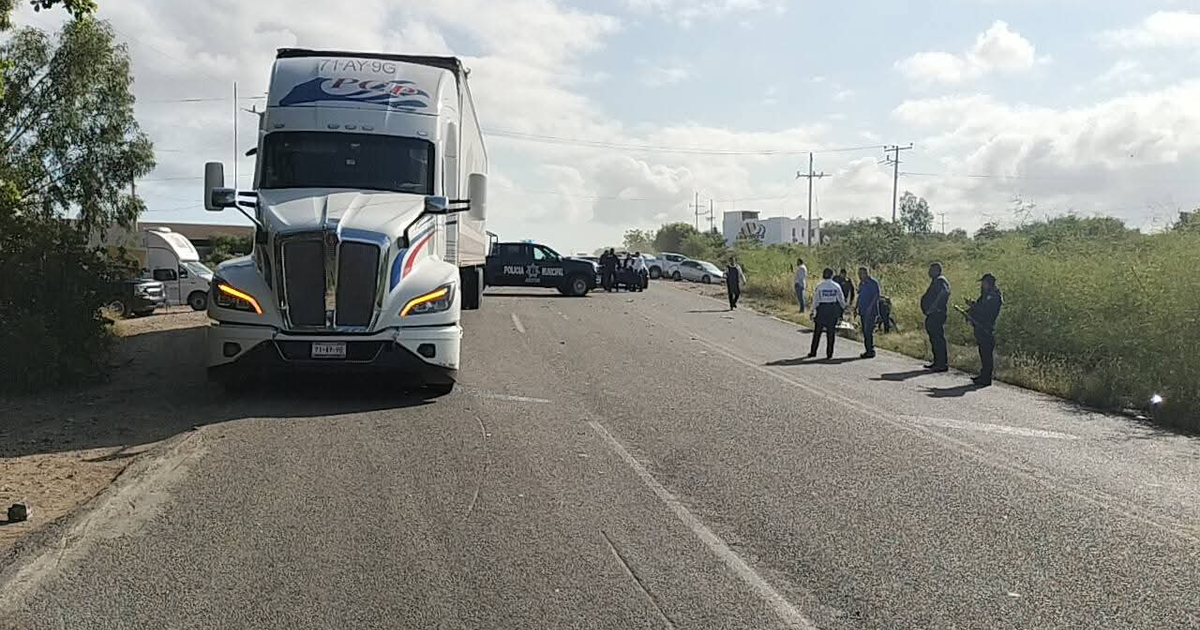 Camión de carga y patrulla de policía en carretera de Sinaloa tras accidente múltiple