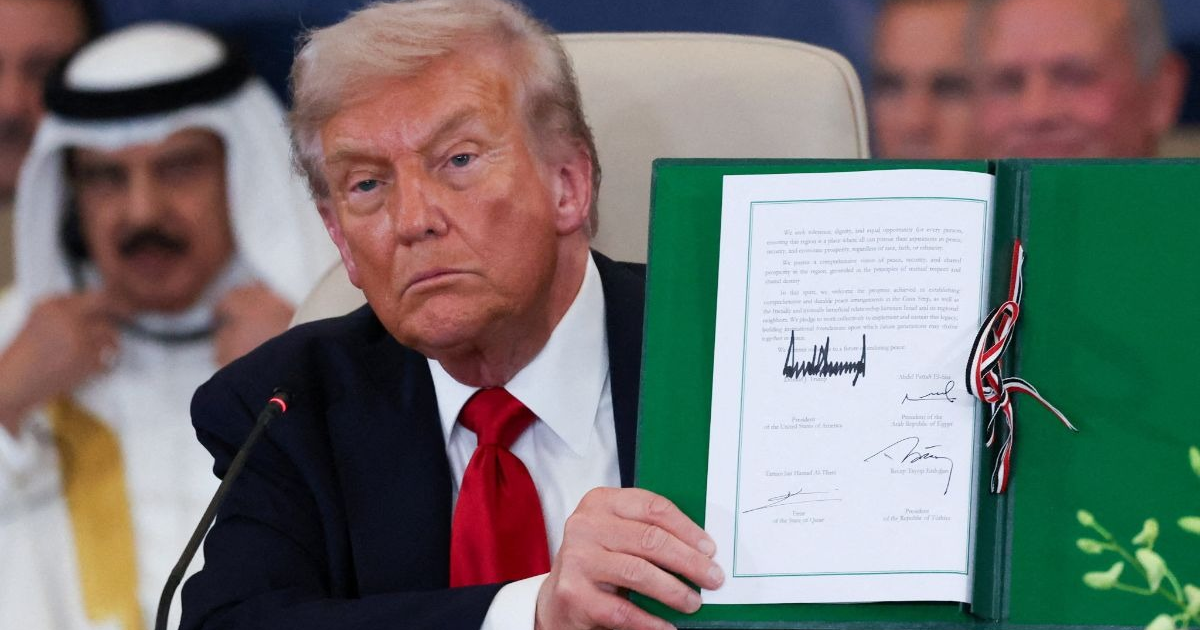 Líderes mundiales firmando acuerdo de paz para Gaza en Sharm el Sheij