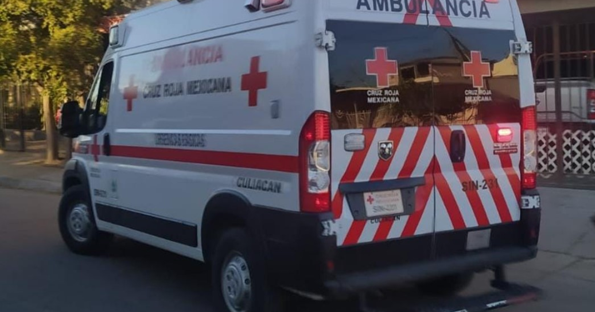 Ambulancia de la Cruz Roja Mexicana estacionada en una calle urbana