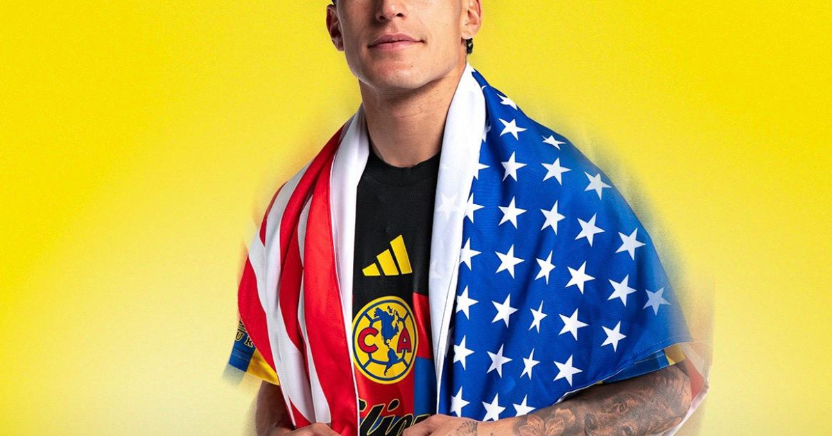 Alejandro Zendejas con camiseta negra y bandera roja y azul