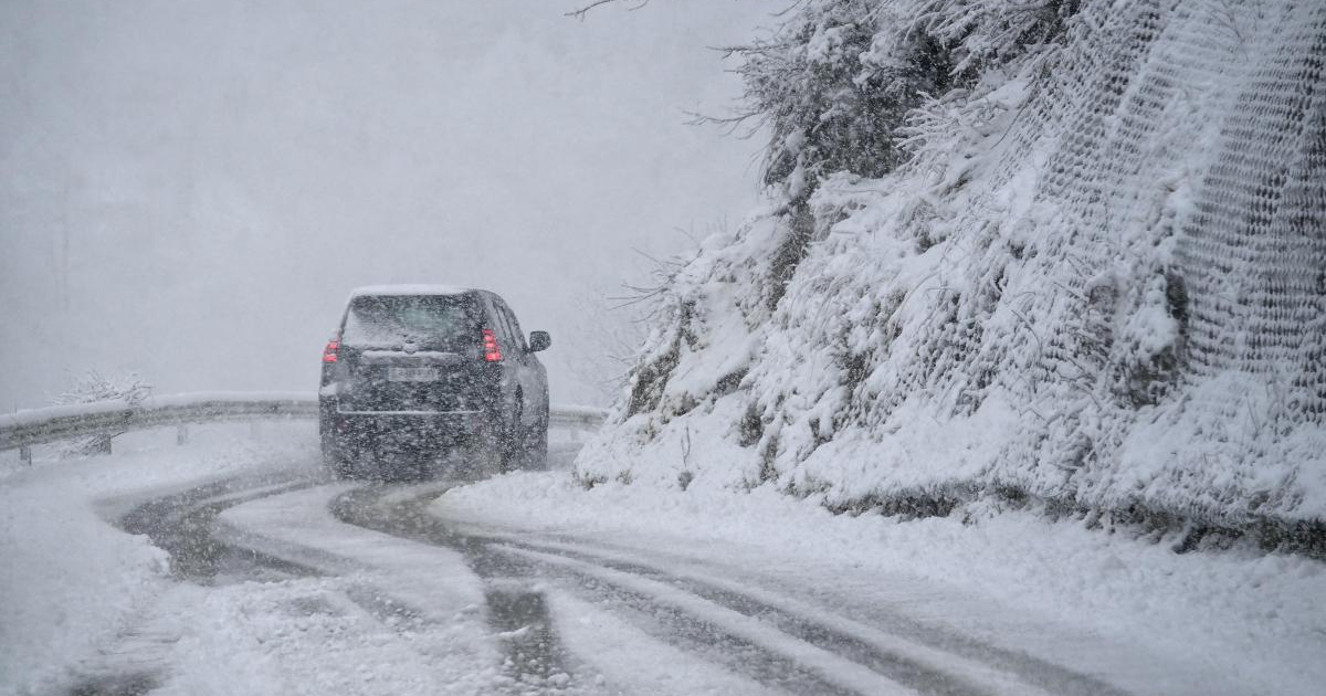 Vehículo en carretera nevada en Fairbanks, Alaska, durante alerta invernal.