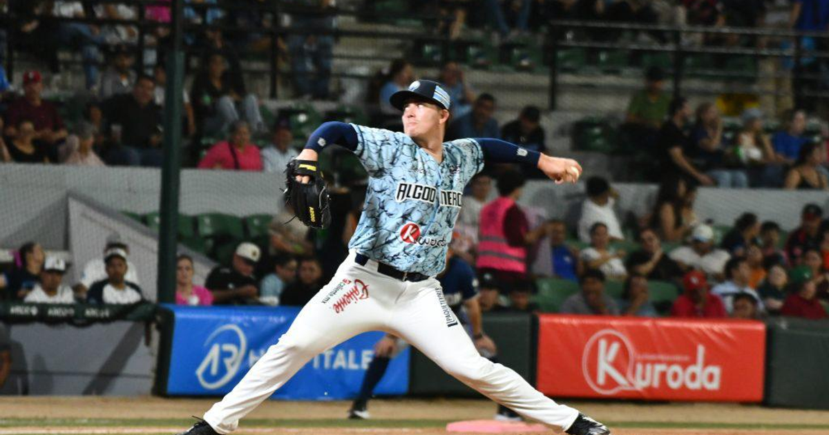 Lanzador de Algodoneros de Guasave en acción durante un partido en Kuroda Park