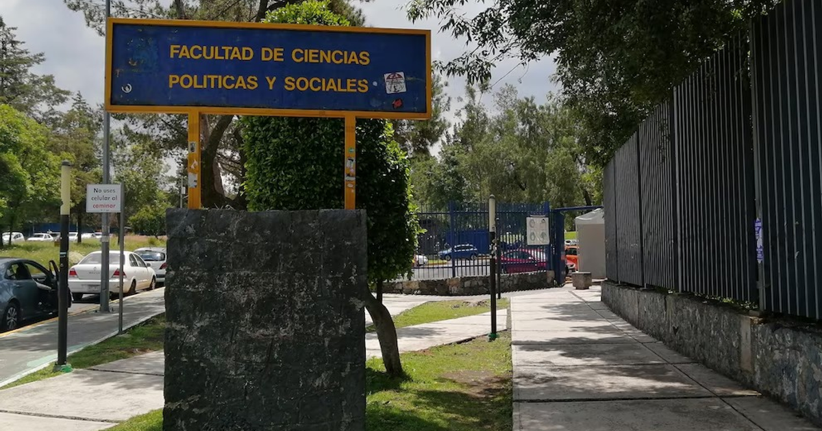 Letrero de la Facultad de Ciencias Políticas y Sociales de la UNAM con aviso de no usar celular al caminar.