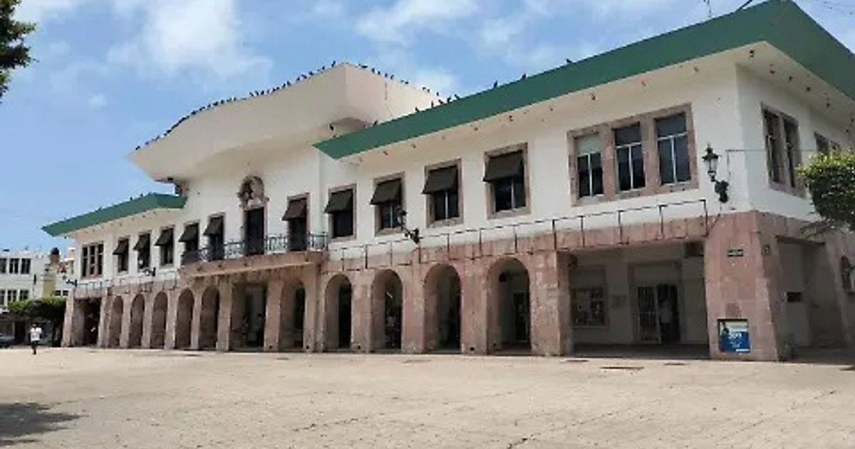 Edificio del Instituto Federal de la Defensoría Pública en Mazatlán con fachada blanca y voladizo verde