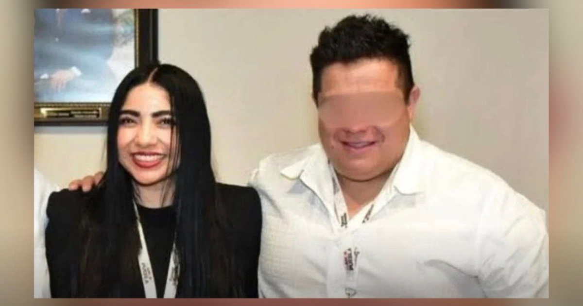 Dos personas sonrientes en un evento social en Puebla, una con cabello largo y oscuro, otra con cabello corto y vestimenta clara.