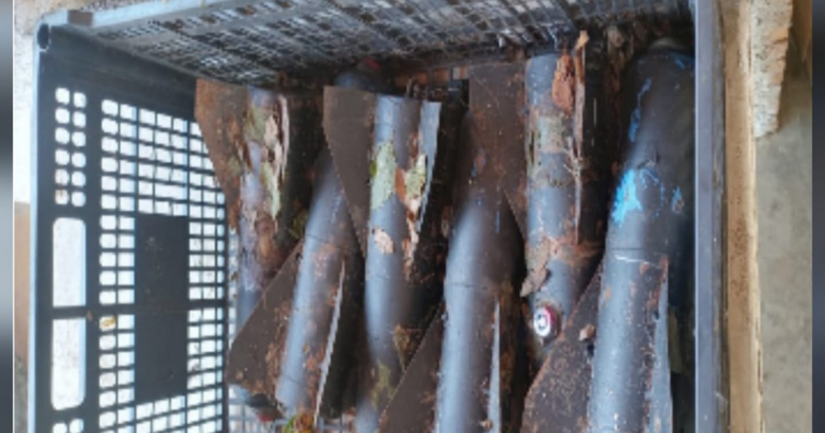 Contenedor con objetos metálicos oscuros relacionados con artefactos explosivos asegurados en Mazatlán.