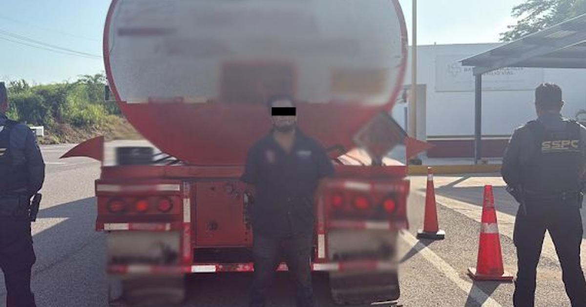 Camión cisterna rojo detenido por policías en Concordia, Sinaloa, con 30,000 litros de hidrocarburo.
