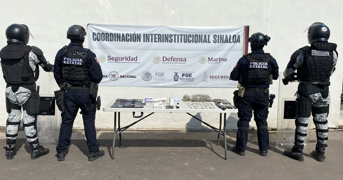Fuerzas de seguridad en operativo en Sinaloa con armas y drogas aseguradas en mesa